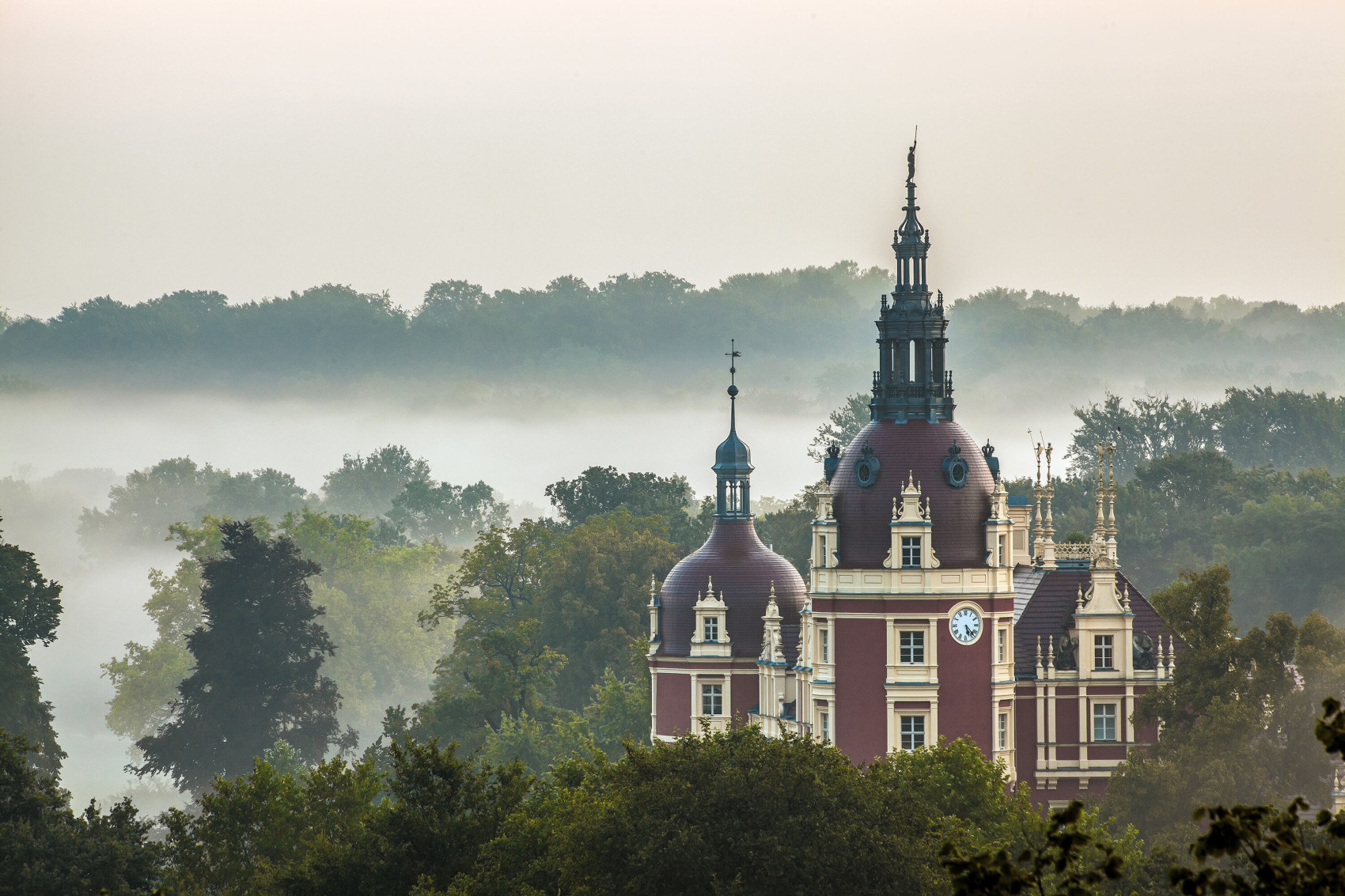 Die Turmspitzen des Neuen Schlosses im Morgennebel