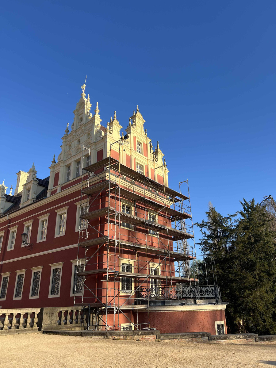 Gerüst am Nordflügel für die Sanierung der Schlossfassade.
