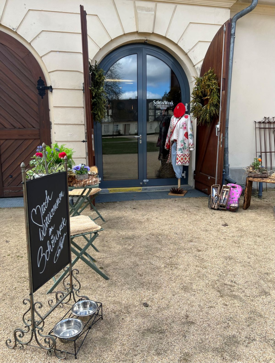 Au&szlig;enansicht des Ladens Sch&ouml;nwerk im Schlossvorwerk.