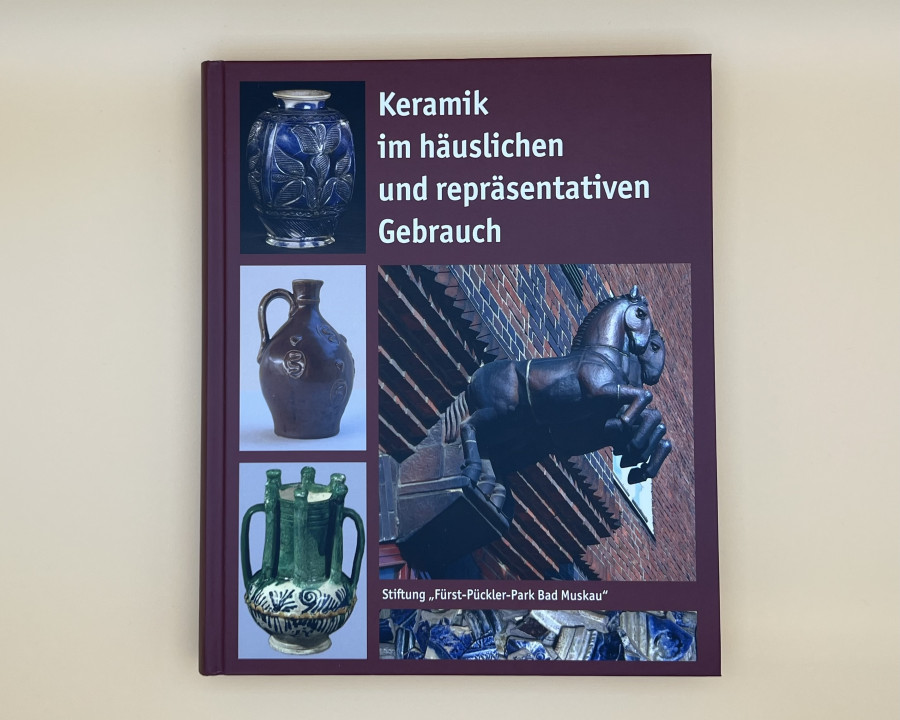 Die Titelseite vom Buch Keramik im häuslichen und repräsentativen Gebrauch.