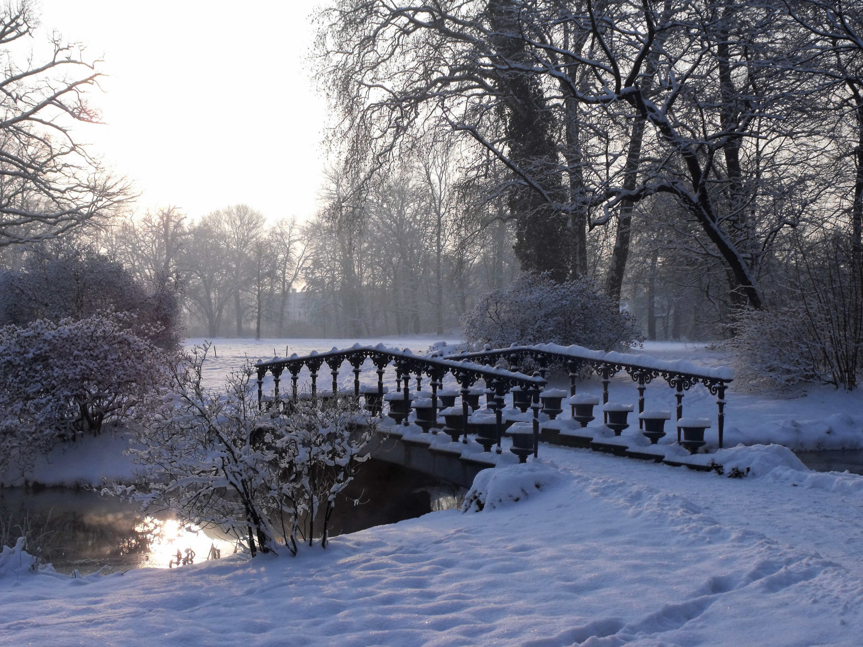 Die Fuchsienbrücke mit Winter bedeckt mit Schnee.
