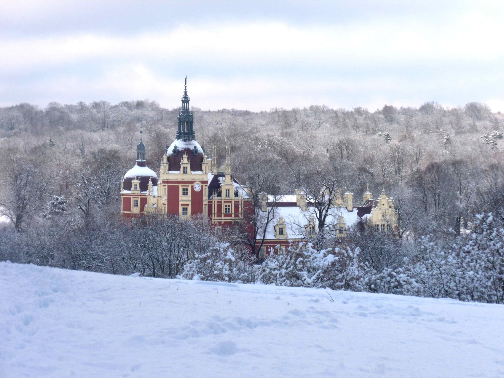 Vom verschneiten Bergpark den Blick auf das Neue Schloss.