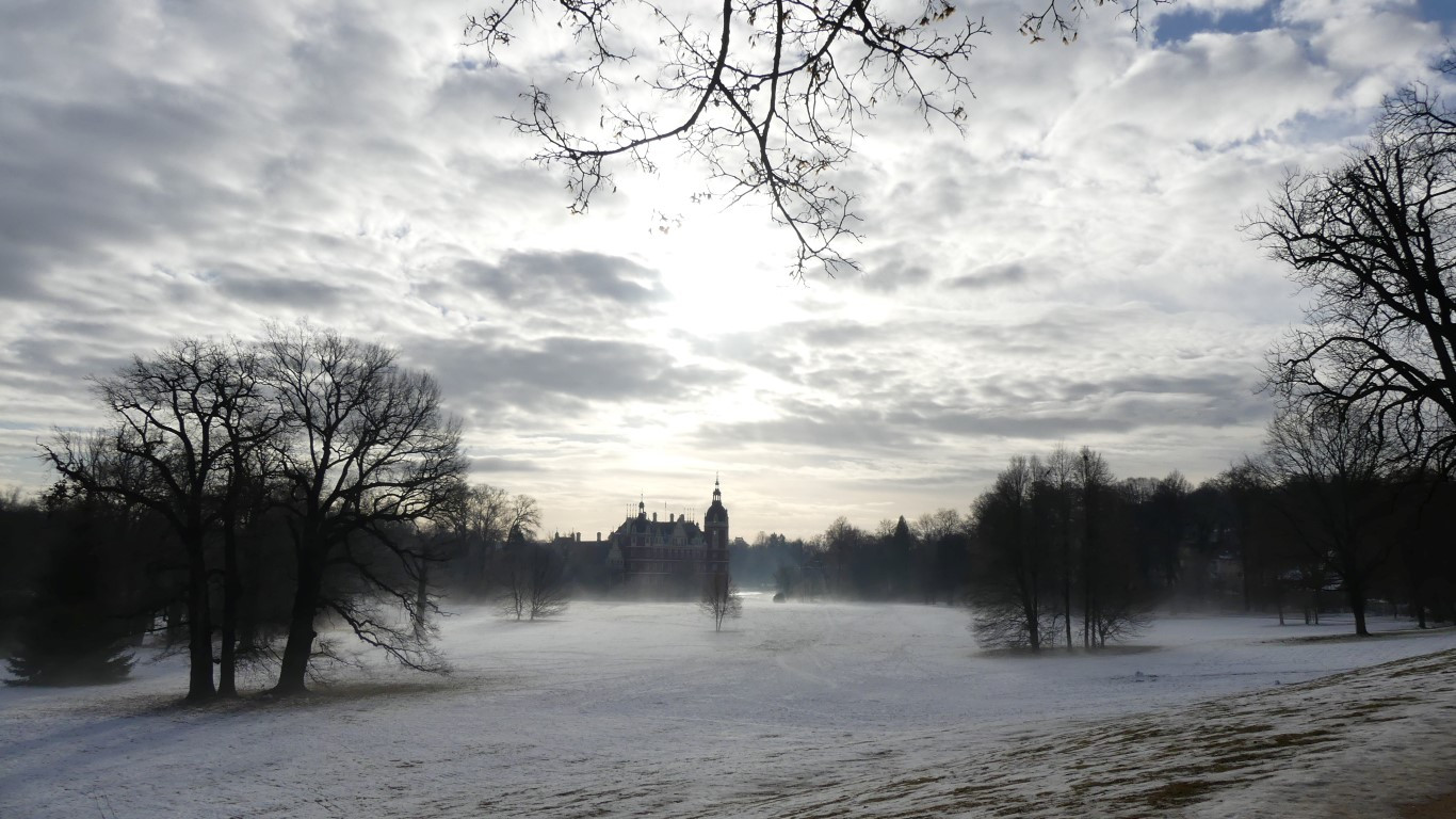 Die verschneite Gloriettenwiese mit Blick auf das Neue Schloss.