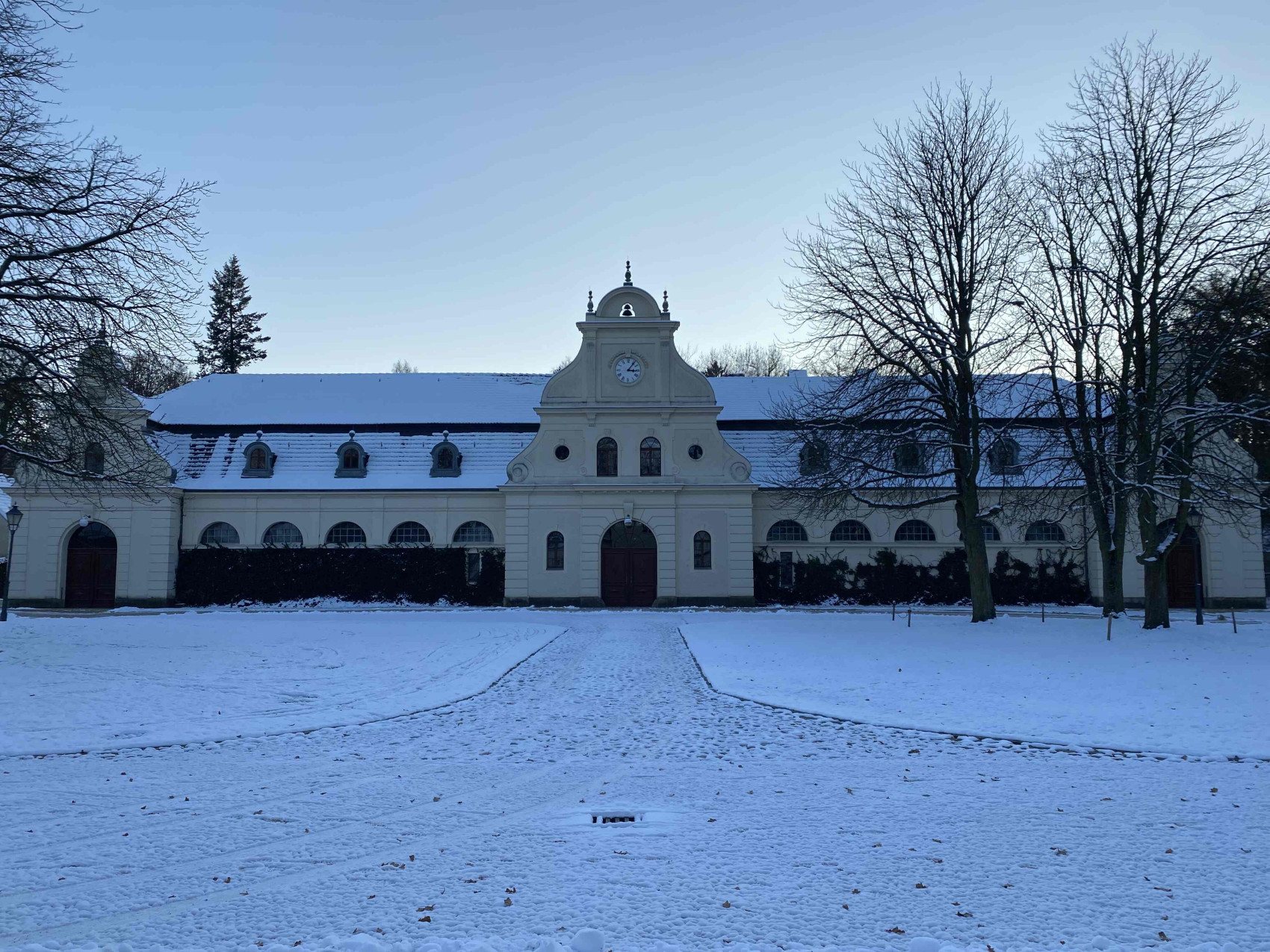 Das verschneite Schlossvorwerk mit Blick auf den Marstall.