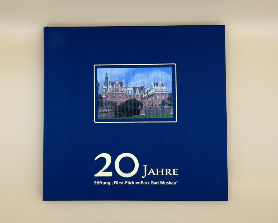 Die Titelseite vom Buch 20 Jahre Stiftung Fürst-Pückler-Park Bad Muskau.
