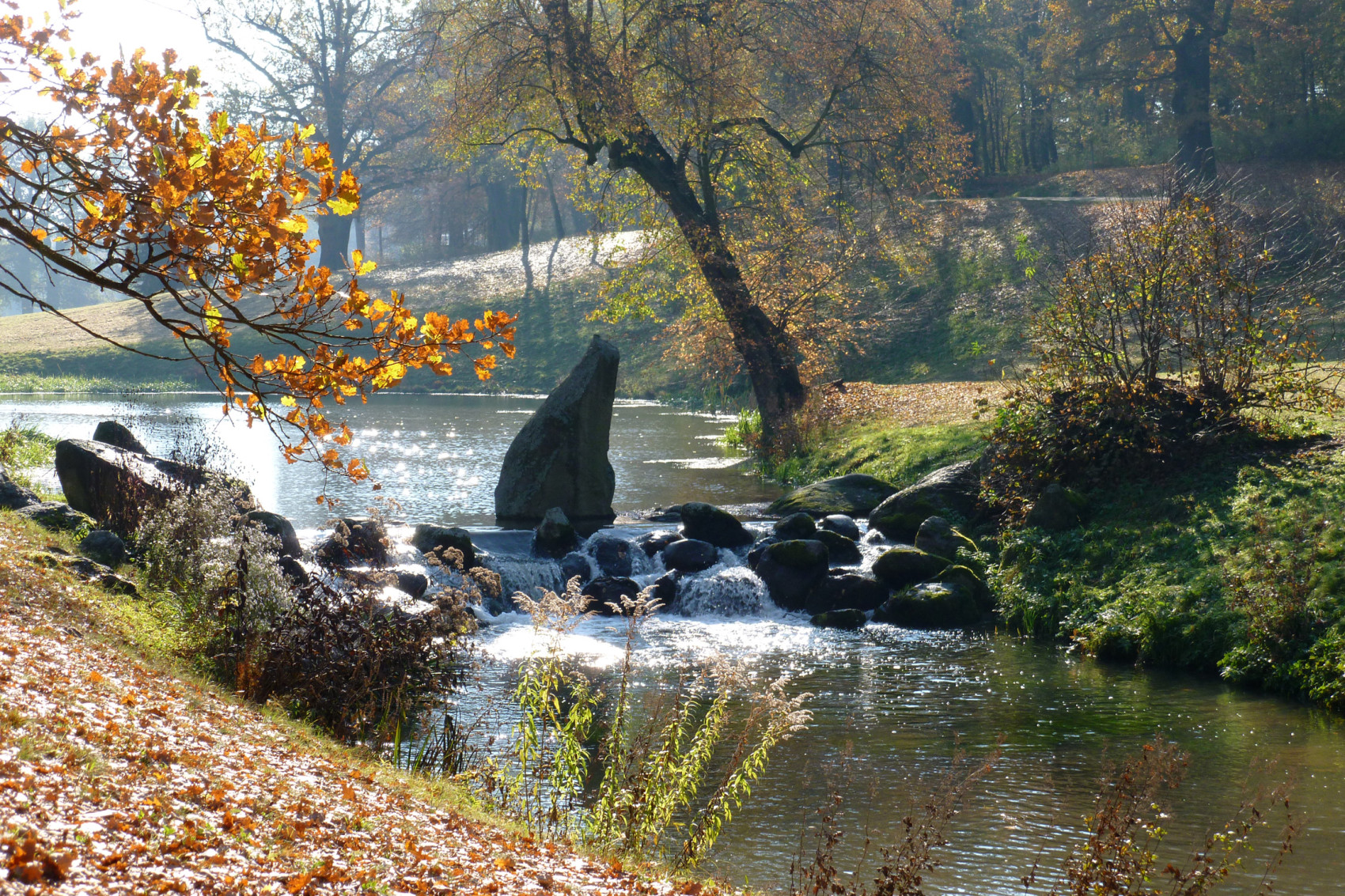 Der Eichseewasserfall im Muskauer Park im Herbst