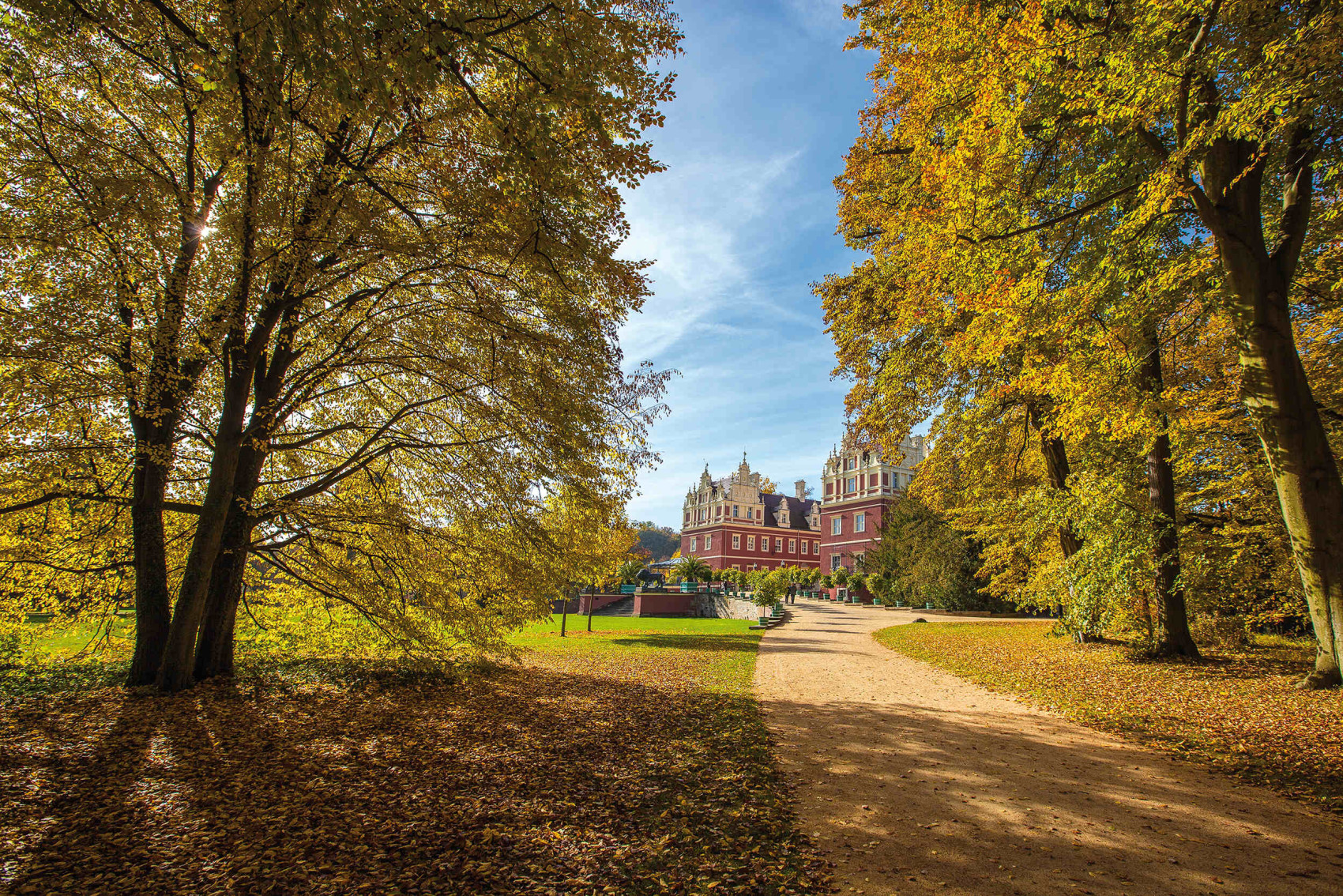 Weg vom Blauen Garten zum Neuen Schloss im Herbst.