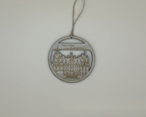 Ein Holzanhänger mit der Ansicht vom Neuen Schloss.