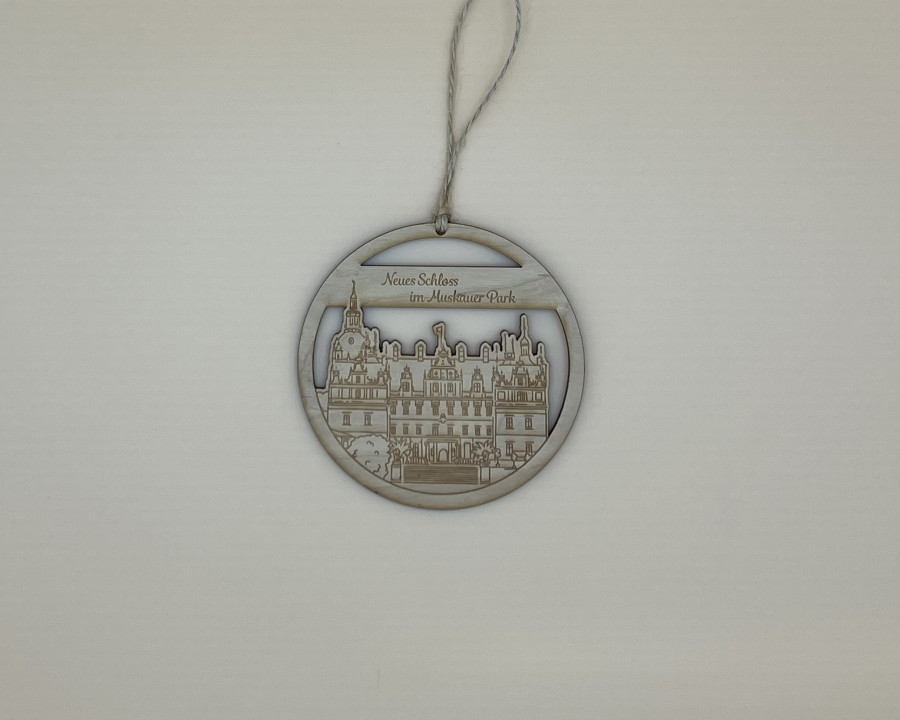 Ein Holzanhänger mit der Ansicht vom Neuen Schloss.